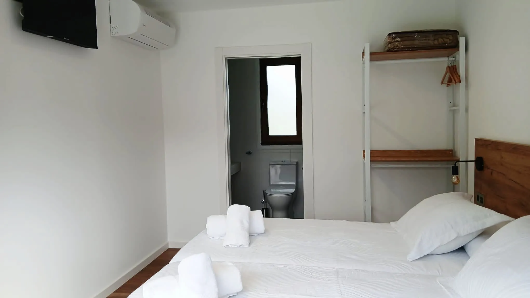 Room with Smart TV and climate control at Pensión Agro da Porta